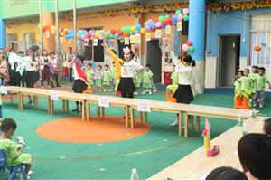 老师在示范动作