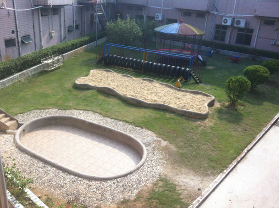 幼儿园 一角：沙池、戏水池