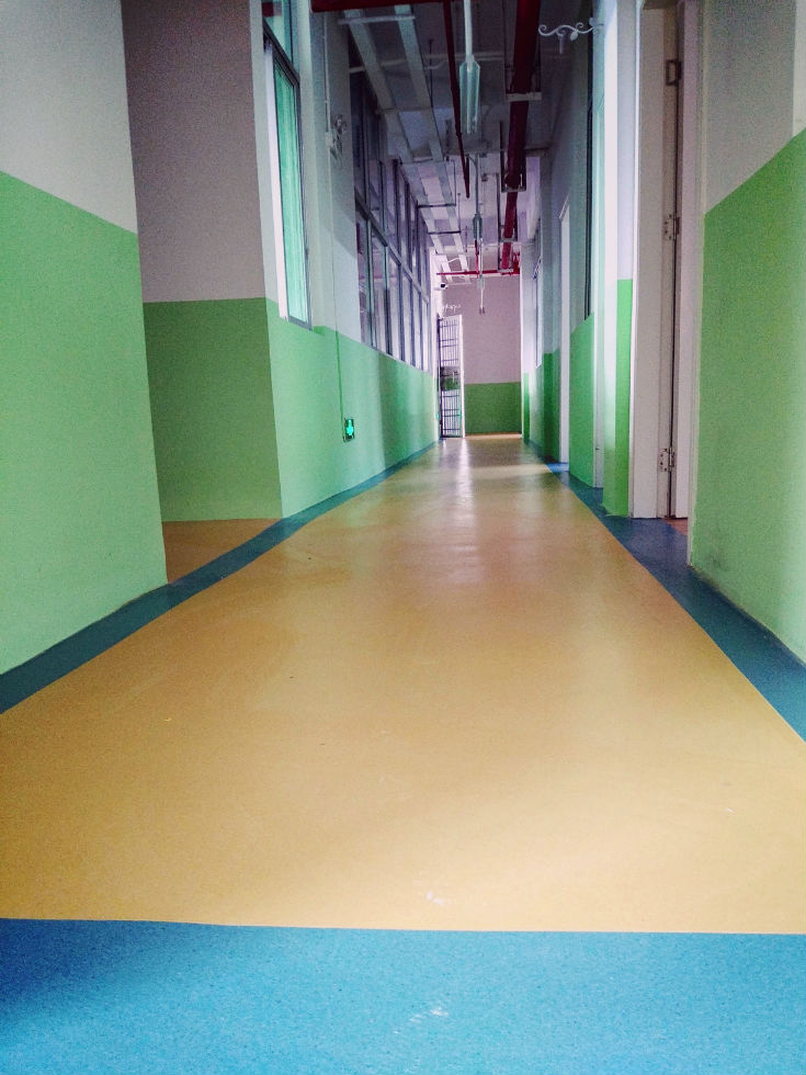 宽敞明亮的走廊